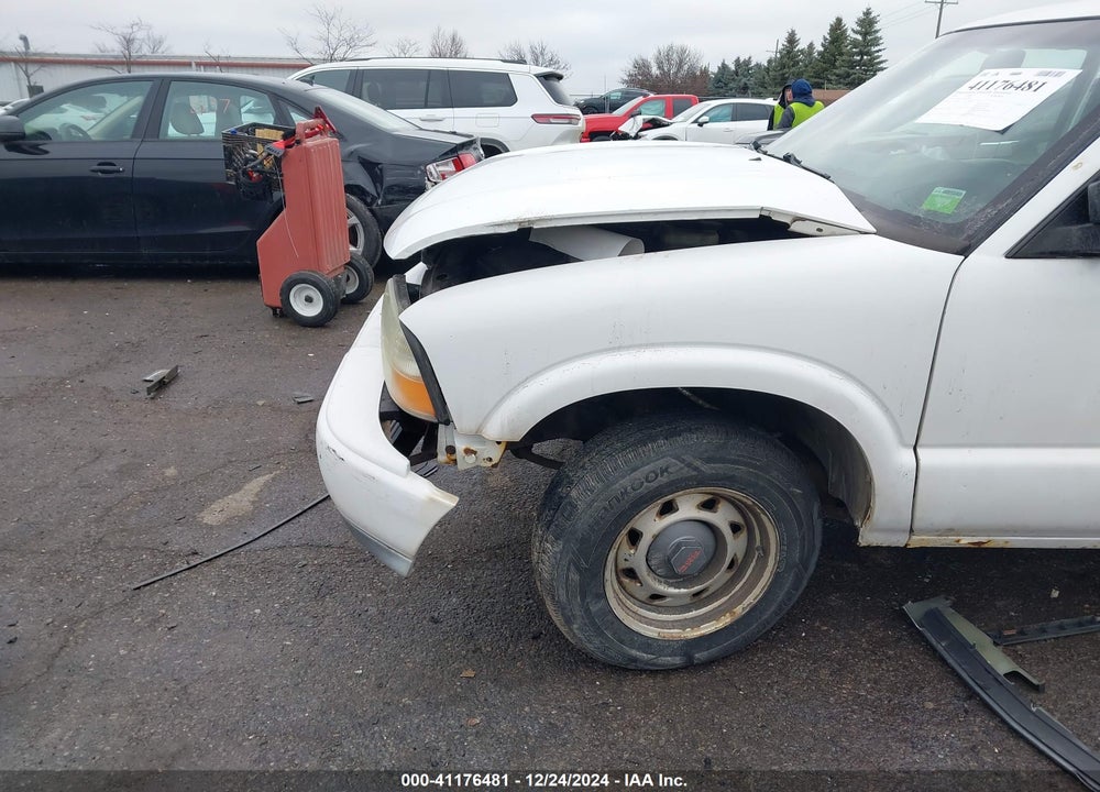 2001 GMC SONOMA SL VIN: 1GTCS145118236842
