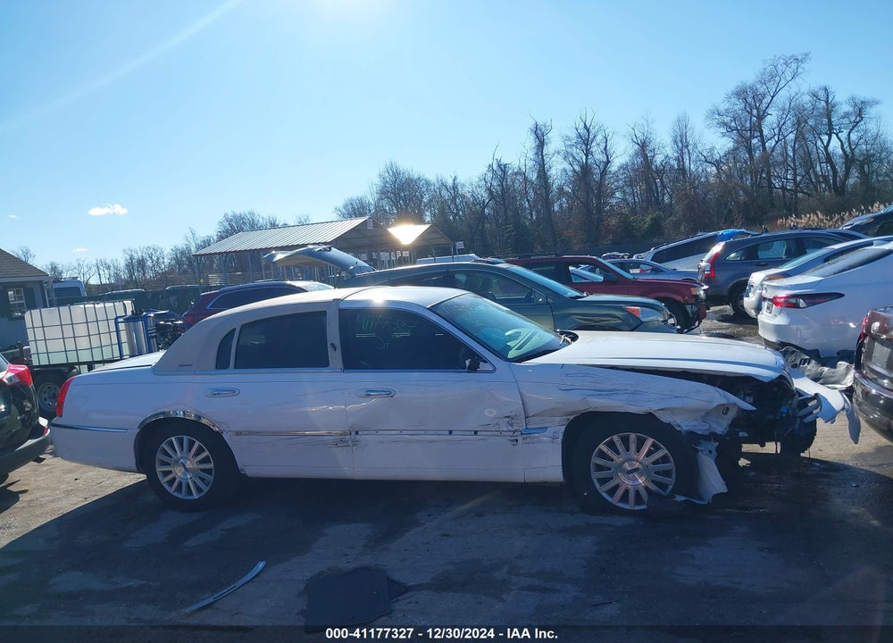 2004 LINCOLN TOWN CAR SIGNATURE VIN: 1LNHM81W34Y641090