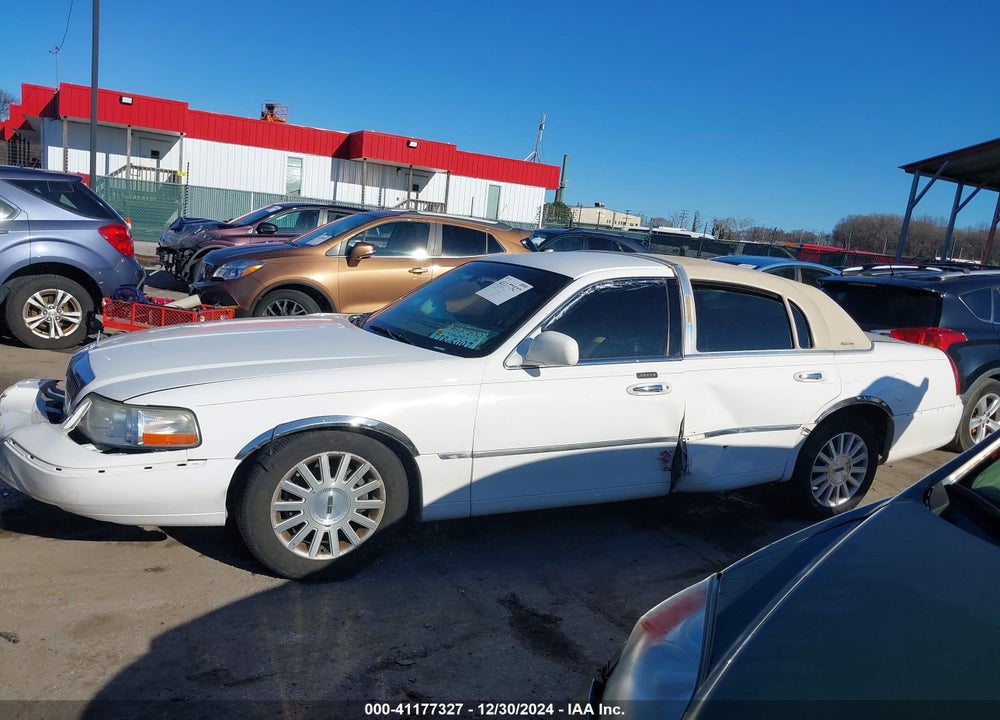 2004 LINCOLN TOWN CAR SIGNATURE VIN: 1LNHM81W34Y641090