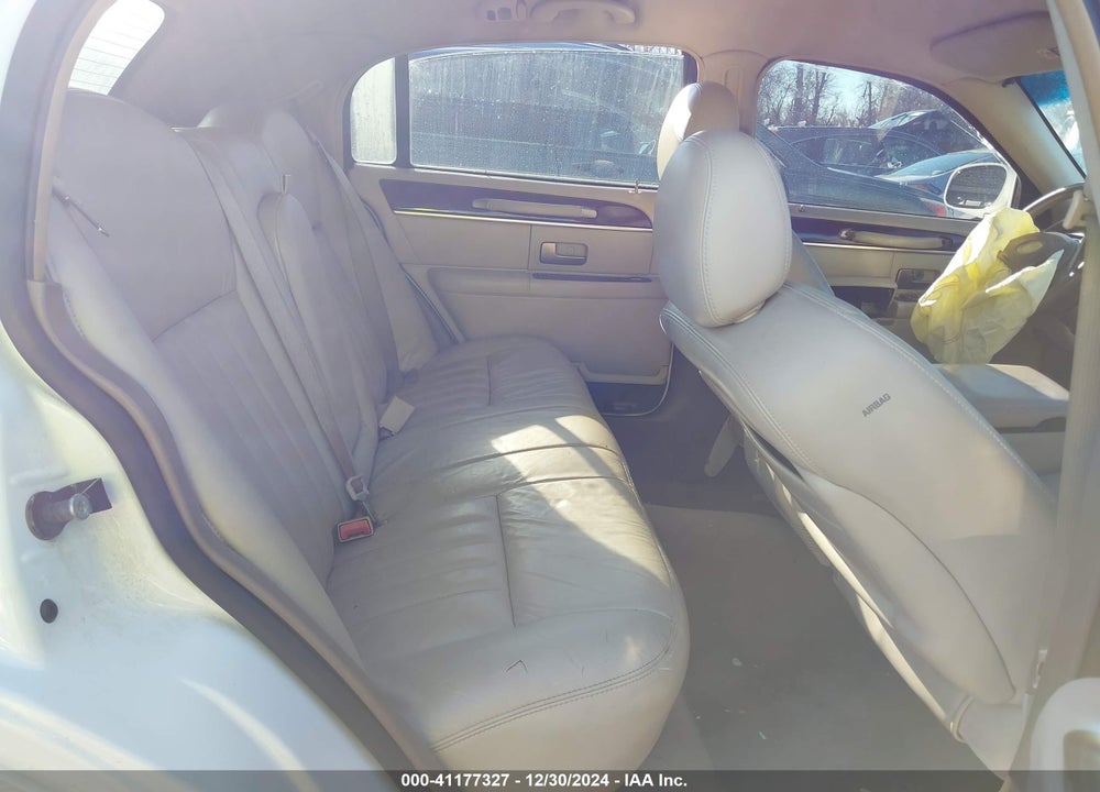 2004 LINCOLN TOWN CAR SIGNATURE VIN: 1LNHM81W34Y641090