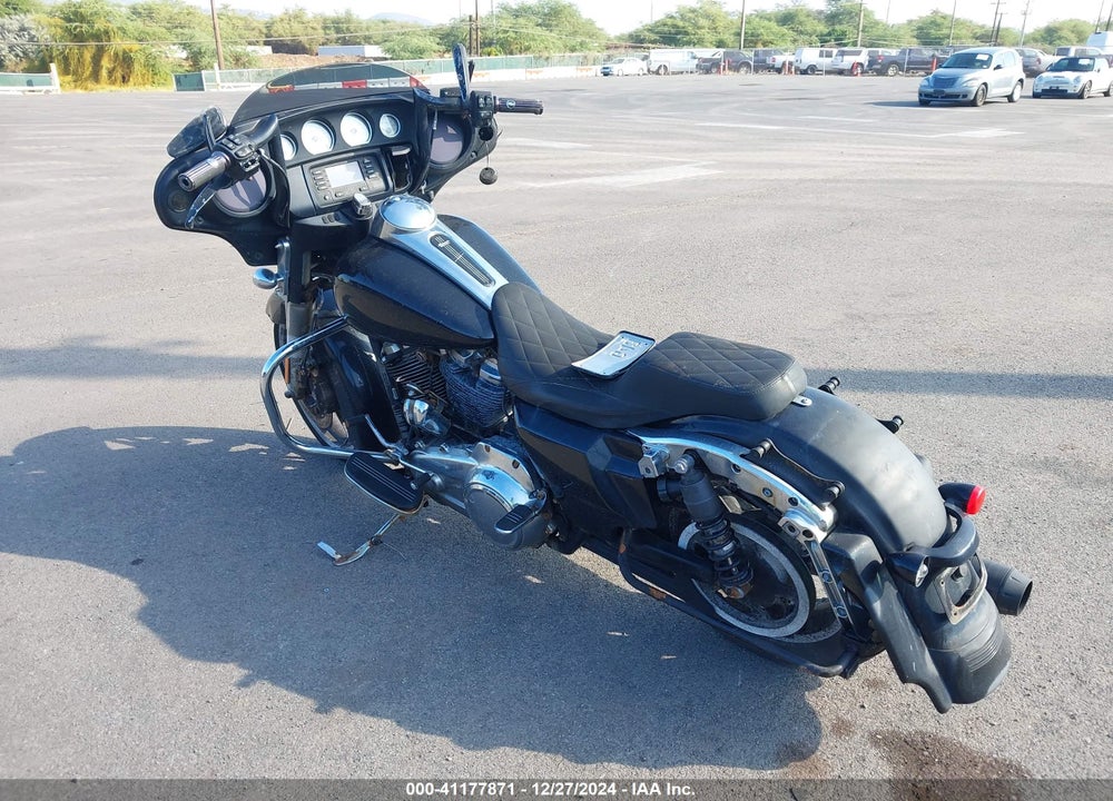 2017 HARLEY-DAVIDSON FLHX STREET GLIDE VIN: 1HD1KBC10HB668880