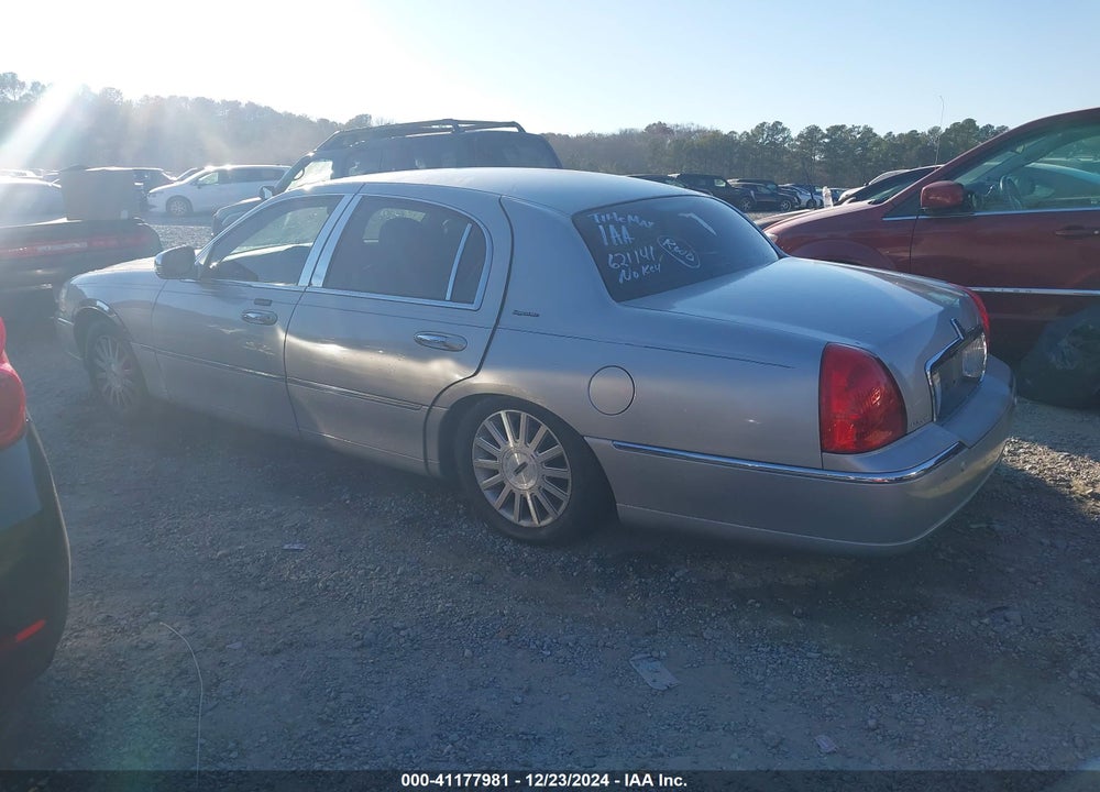 2004 LINCOLN TOWN CAR SIGNATURE VIN: 1LNHM81W44Y621141