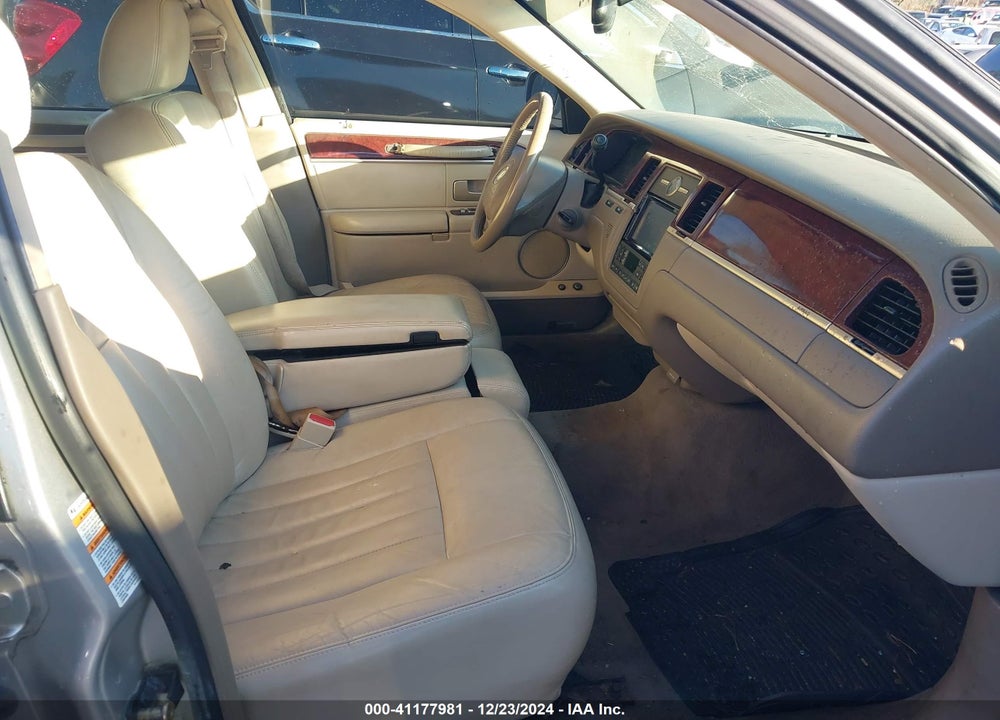 2004 LINCOLN TOWN CAR SIGNATURE VIN: 1LNHM81W44Y621141