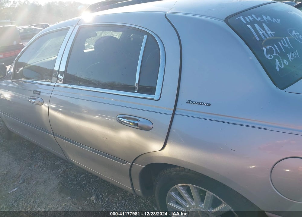 2004 LINCOLN TOWN CAR SIGNATURE VIN: 1LNHM81W44Y621141