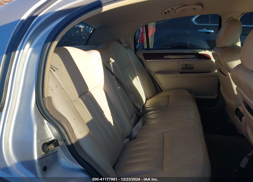 2004 LINCOLN TOWN CAR SIGNATURE VIN: 1LNHM81W44Y621141