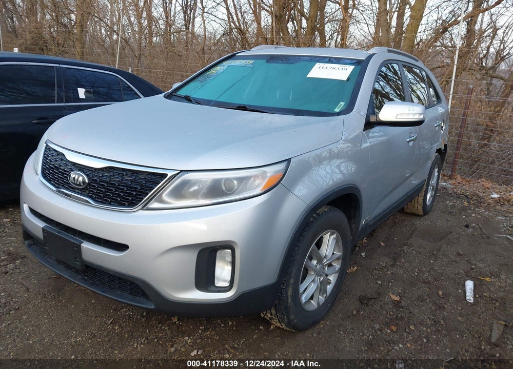 2015 KIA SORENTO LX VIN: 5XYKTCA67FG616978