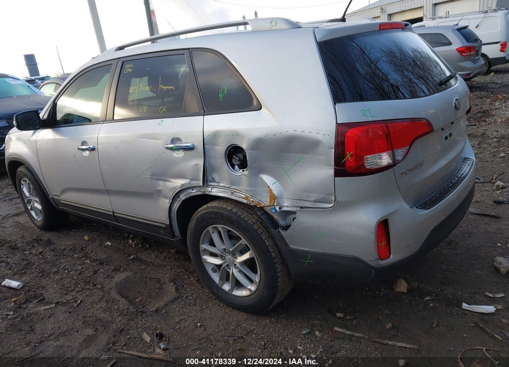 2015 KIA SORENTO LX VIN: 5XYKTCA67FG616978