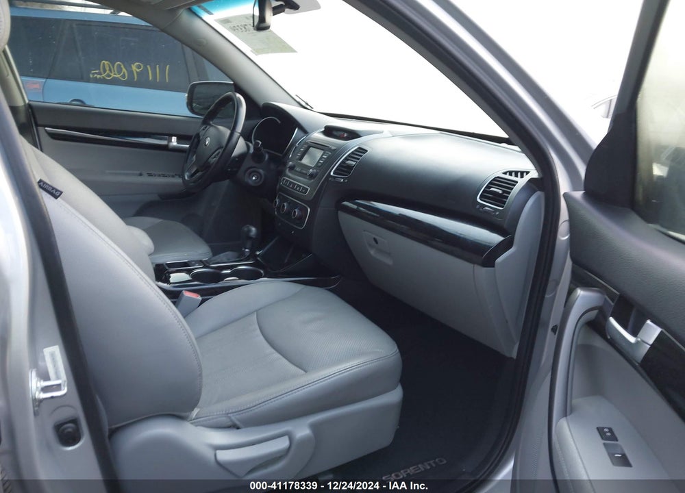2015 KIA SORENTO LX VIN: 5XYKTCA67FG616978
