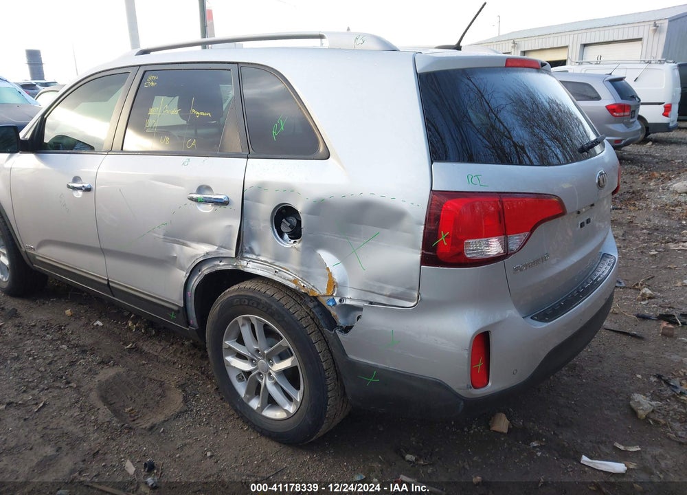 2015 KIA SORENTO LX VIN: 5XYKTCA67FG616978