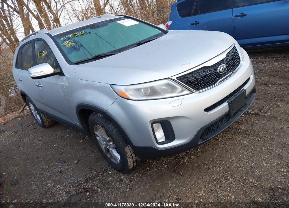 2015 KIA SORENTO LX VIN: 5XYKTCA67FG616978