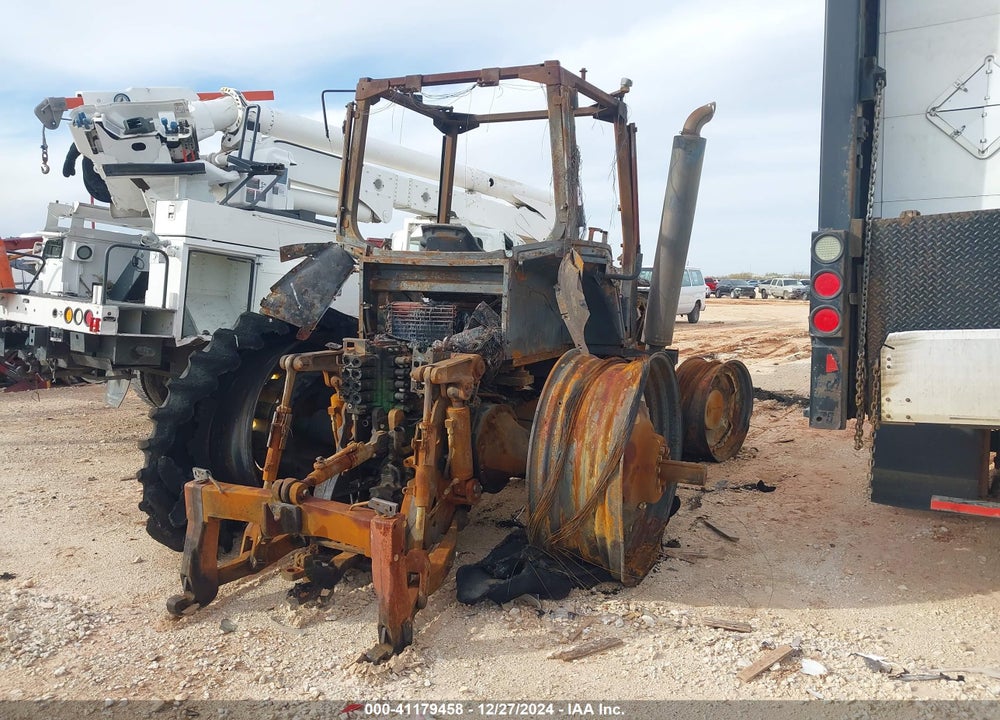 2002 JOHN DEERE 8320 TRACTOR VIN: 83200URCTRP023835