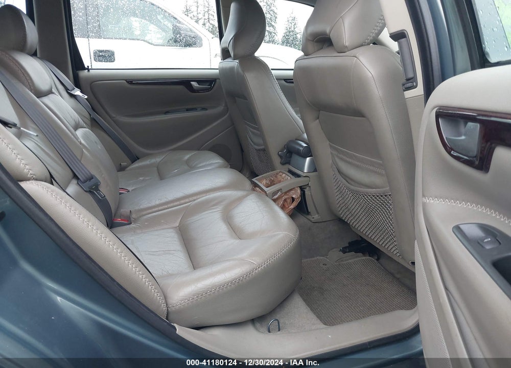 2001 VOLVO V70 XC VIN: YV1SZ58D211027001