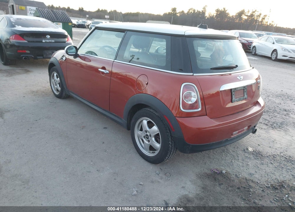 2011 MINI COOPER VIN: WMWSU3C55BT184100