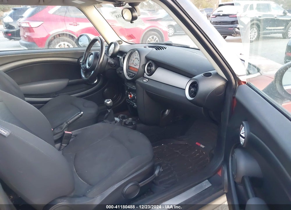 2011 MINI COOPER VIN: WMWSU3C55BT184100