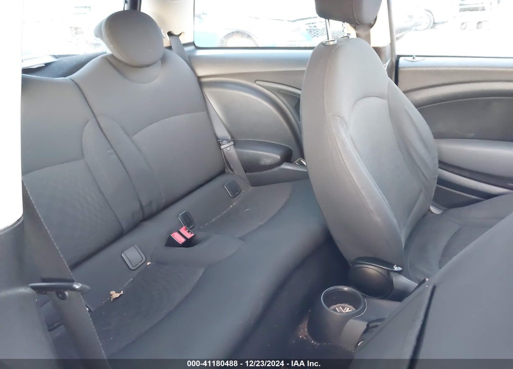 2011 MINI COOPER VIN: WMWSU3C55BT184100