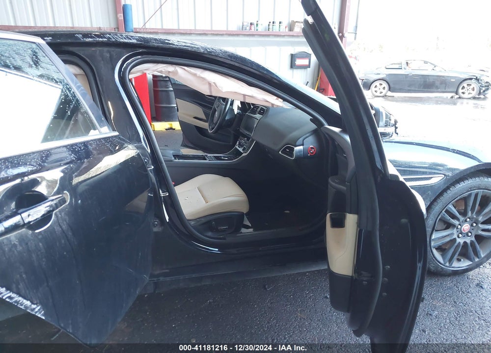 2019 JAGUAR XE 25T PREMIUM VIN: SAJAD4FX8KCP49006
