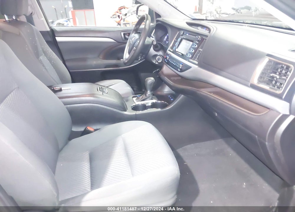 2019 TOYOTA HIGHLANDER LE VIN: 5TDBZRFH0KS989286