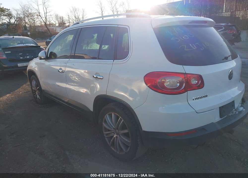 2011 VOLKSWAGEN TIGUAN SE VIN: WVGBV7AX9BW559301