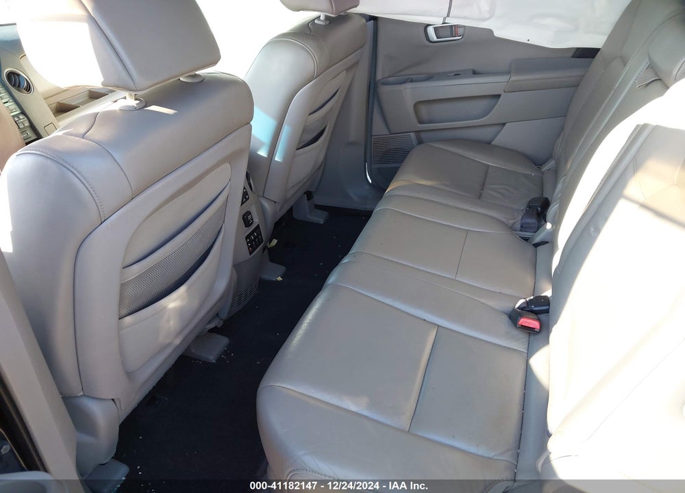 2011 HONDA PILOT VIN: 5FNYF3H61BB014151