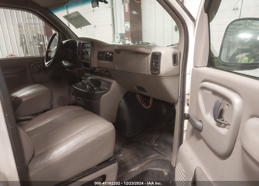 2000 CHEVROLET EXPRESS VIN: 1GCFG15W8Y1119221