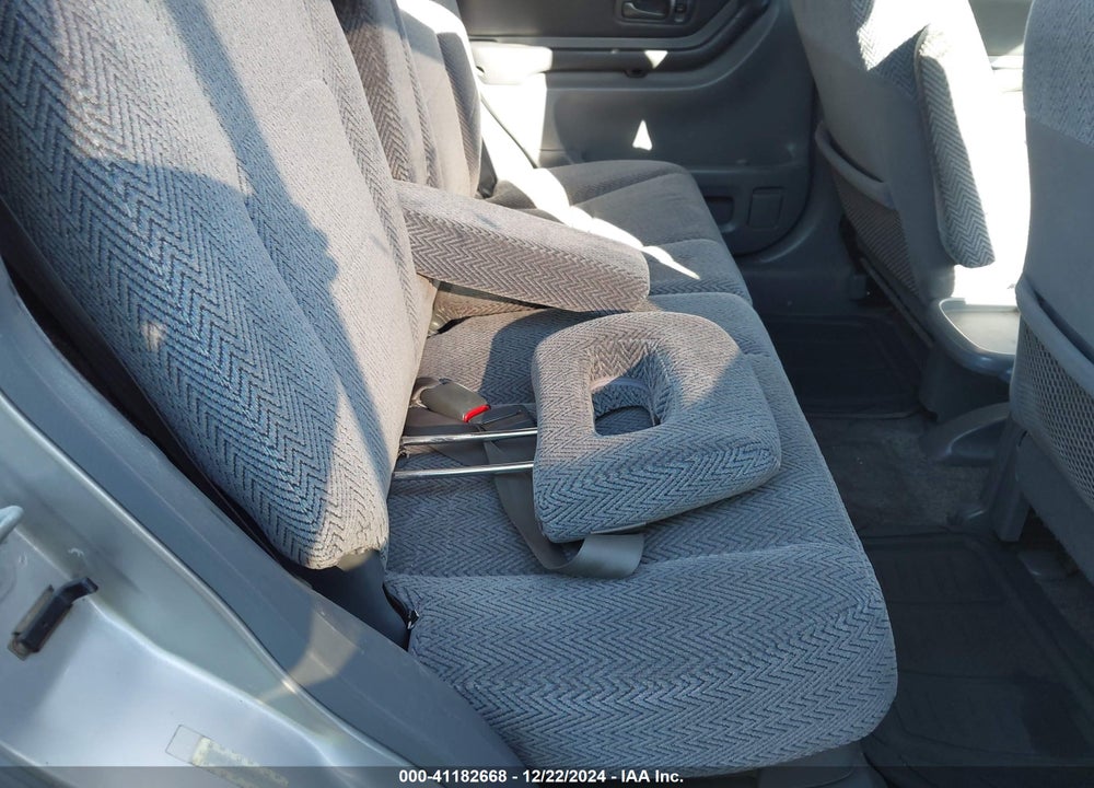 1998 HONDA CR-V LX VIN: JHLRD1840WC079902
