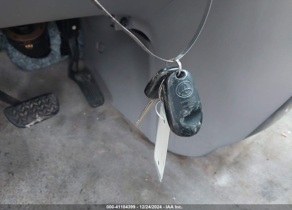 2008 TOYOTA SIENNA XLE VIN: 5TDZK22CX8S151389