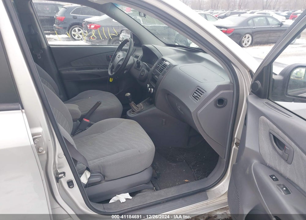2005 HYUNDAI TUCSON GL VIN: KM8JM72B25U084169