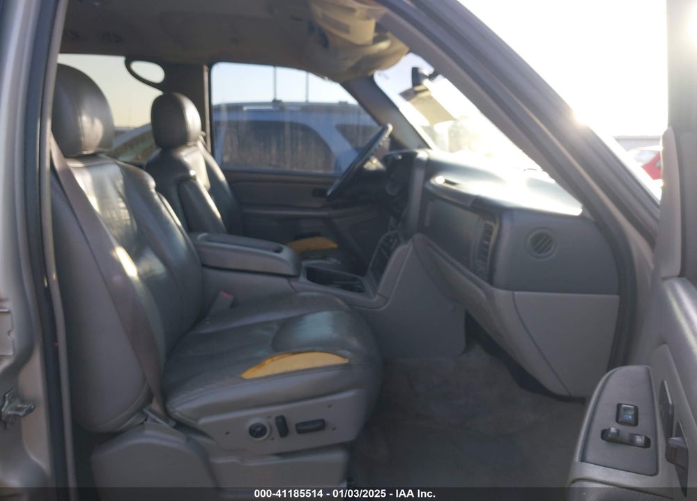 2005 CHEVROLET TAHOE VIN: 1GNEC13T55R219636
