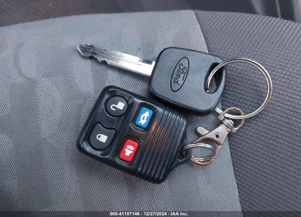 2005 FORD FOCUS ZX4 VIN: 1FAFP34N45W231538