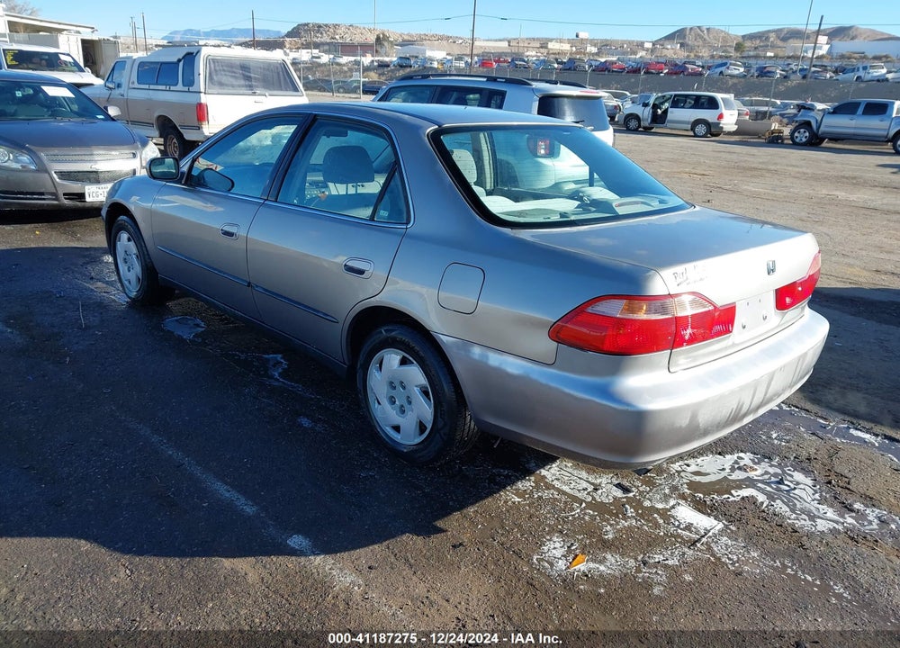 2000 HONDA ACCORD 3.0 LX VIN: 1HGCG1642YA078182