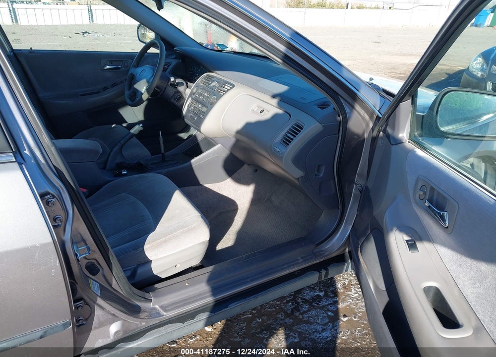 2000 HONDA ACCORD 3.0 LX VIN: 1HGCG1642YA078182