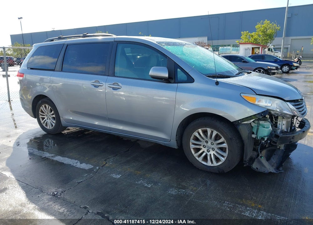 2013 TOYOTA SIENNA XLE V6 8 PASSENGER VIN: 5TDYK3DCXDS346787