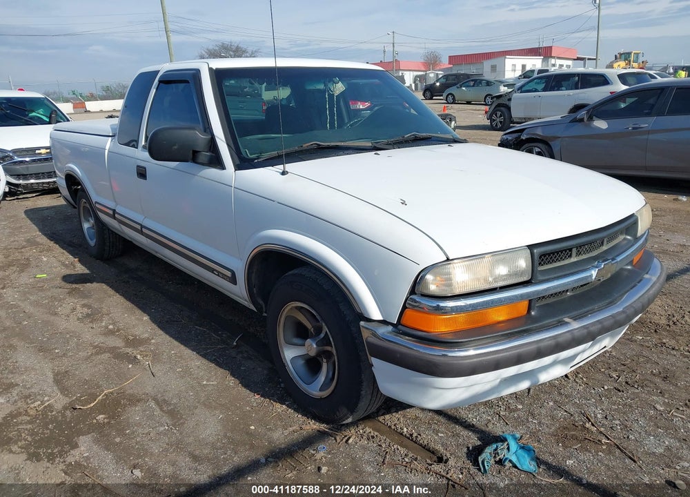 2001 CHEVROLET S-10 LS VIN: 1GCCS19W918130818