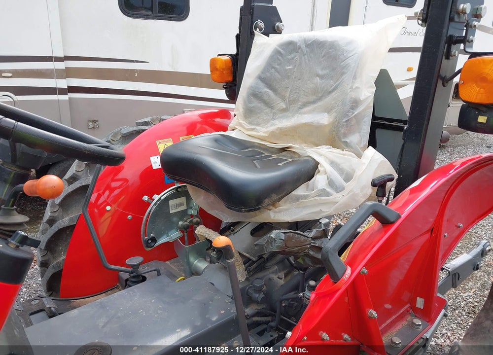 2021 MASSEY FERGUSON 2606H TRACTOR VIN: B3EF1YL1284836