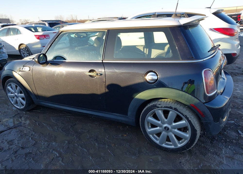 2007 MINI COOPER S VIN: WMWMF73587TL86852