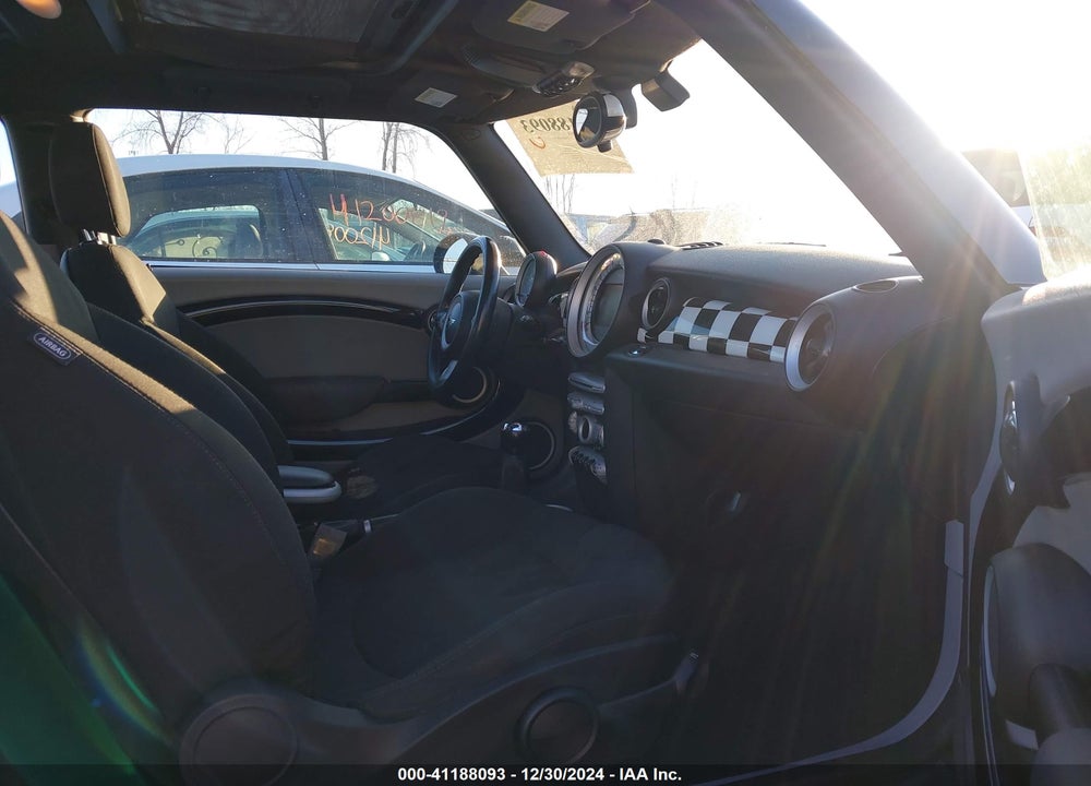 2007 MINI COOPER S VIN: WMWMF73587TL86852
