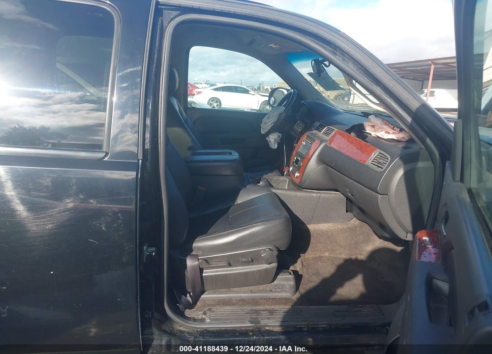 2011 CHEVROLET SUBURBAN 1500 LT1 VIN: 1GNSCJE05BR210128