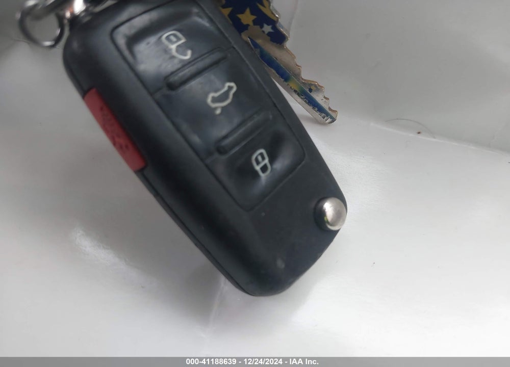 2015 VOLKSWAGEN PASSAT VIN: 1VWAT7A37FC088966