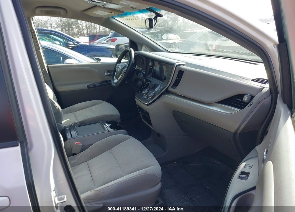 2017 TOYOTA SIENNA LE 8 PASSENGER VIN: 5TDKZ3DC6HS863138