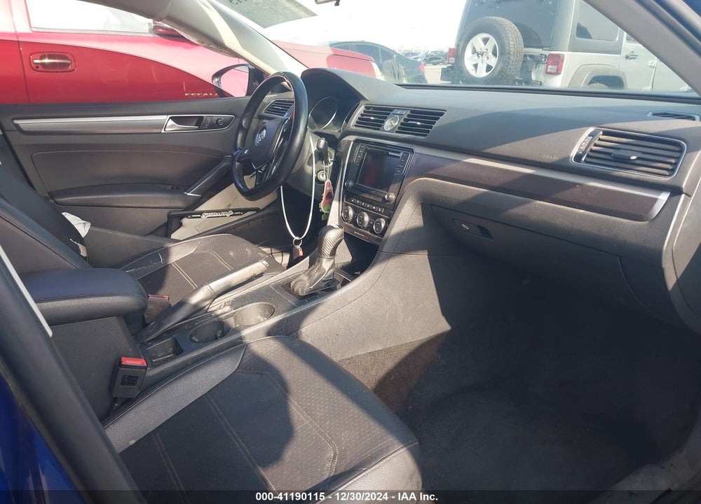 2017 VOLKSWAGEN PASSAT VIN: 1VWDT7A32HC003449