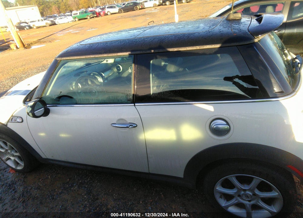 2008 MINI COOPER VIN: WMWMF73508TV33344