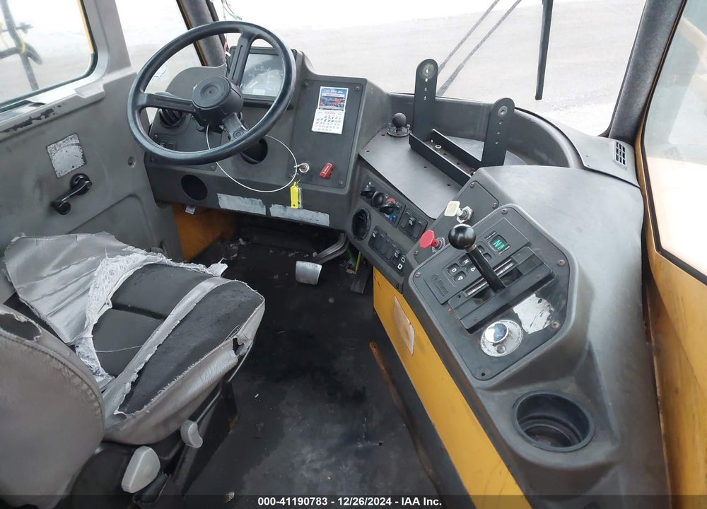 2017 OTTAWA SPOTTER TRACTOR VIN: EINJ817EE17345411