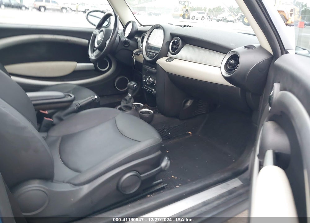 2011 MINI COOPER VIN: WMWSU3C52BT253082