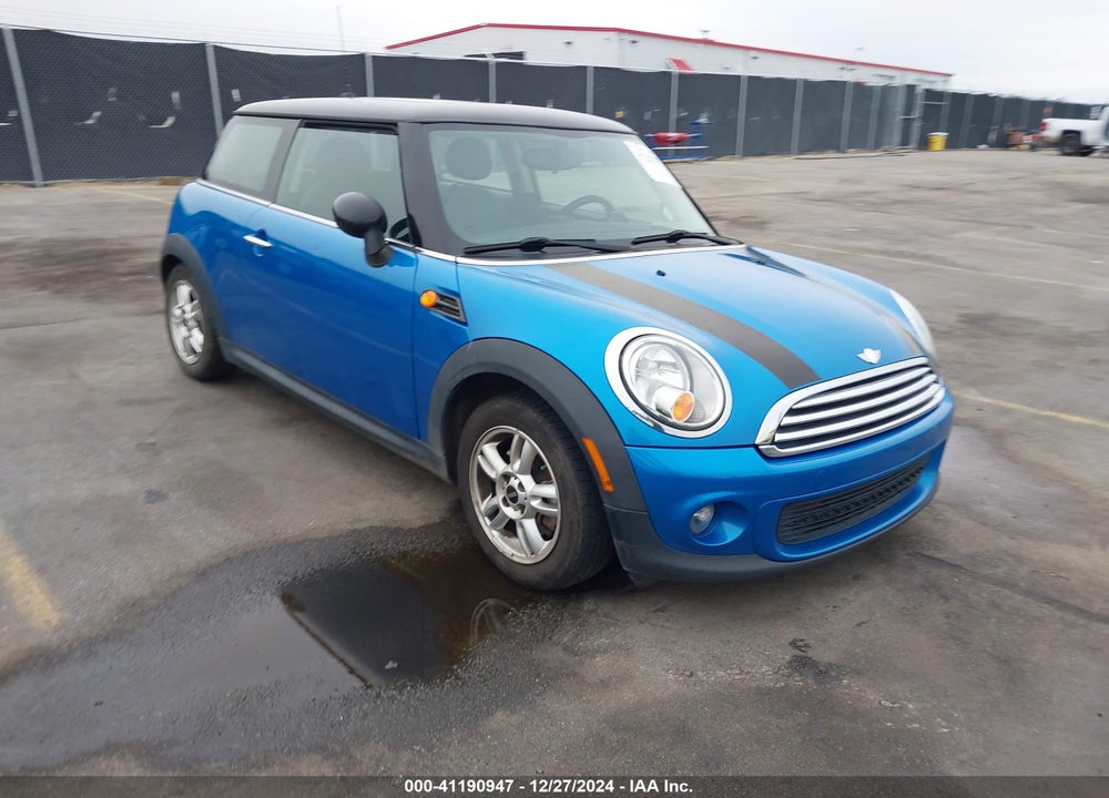 2011 MINI COOPER VIN: WMWSU3C52BT253082
