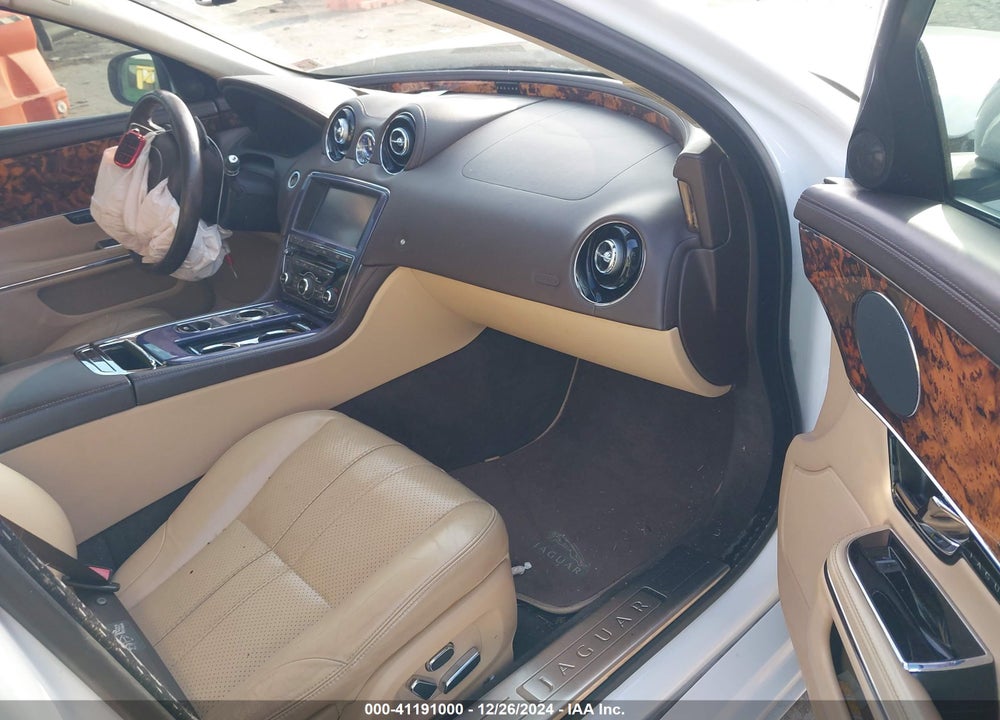 2011 JAGUAR XJ VIN: SAJWA1CB7BLV06096