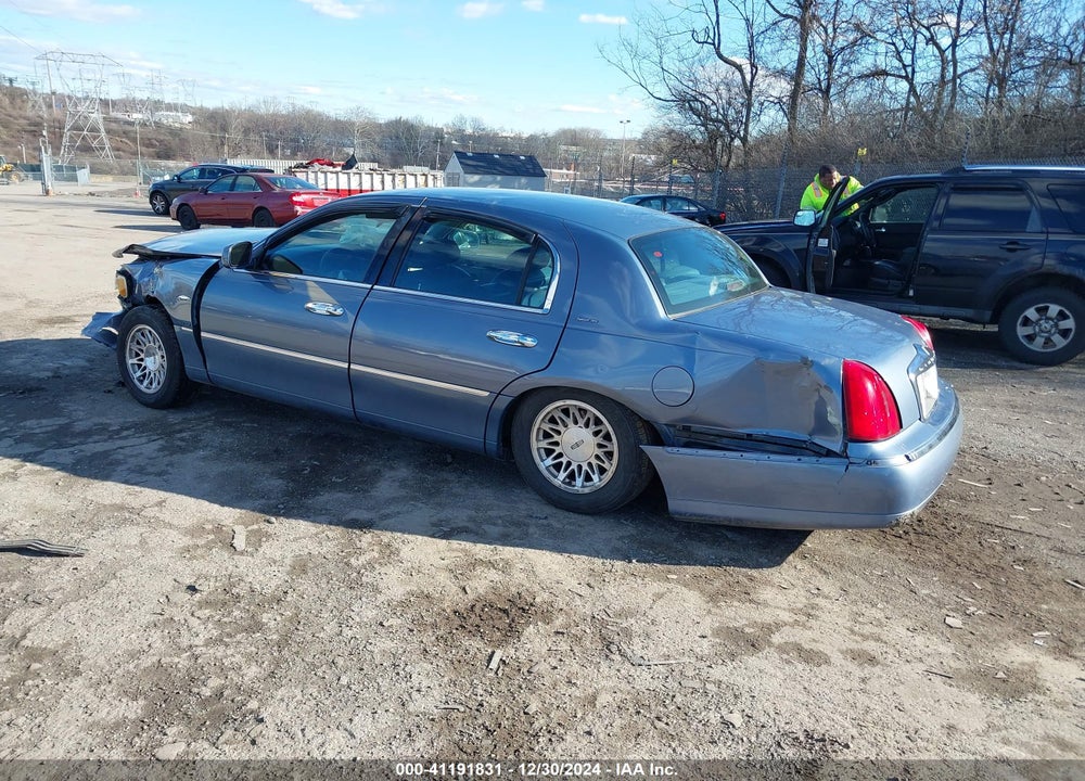 1999 LINCOLN TOWN CAR SIGNATURE VIN: 1LNHM82W2XY640872