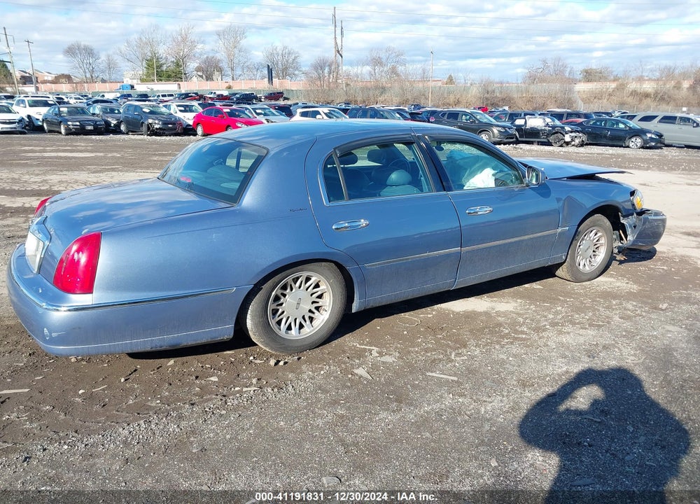 1999 LINCOLN TOWN CAR SIGNATURE VIN: 1LNHM82W2XY640872