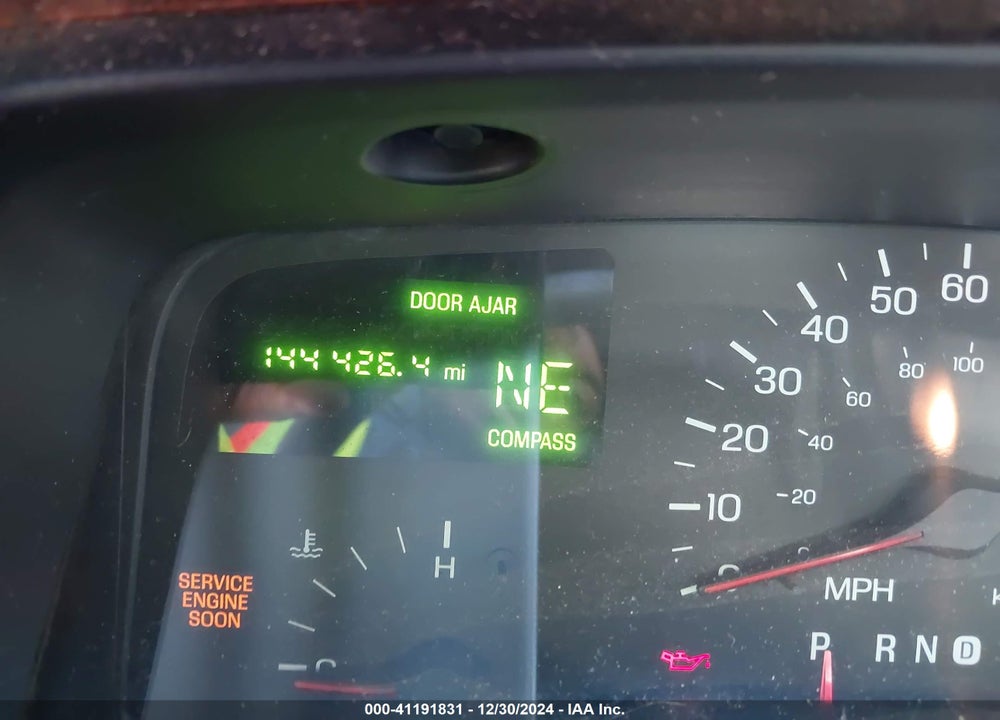 1999 LINCOLN TOWN CAR SIGNATURE VIN: 1LNHM82W2XY640872