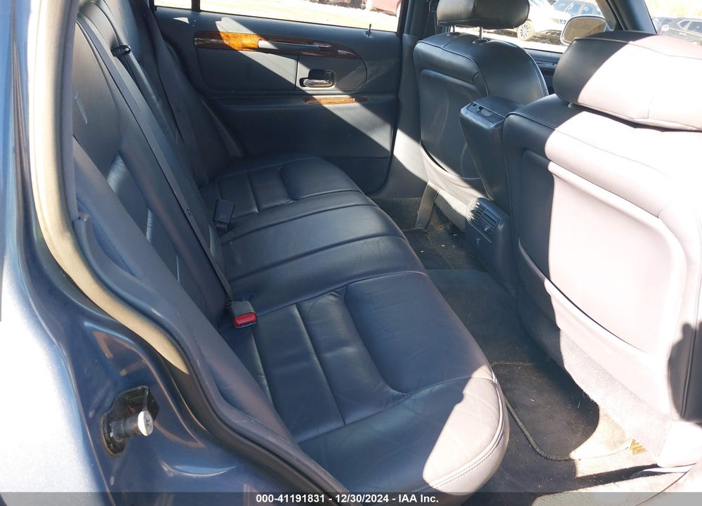 1999 LINCOLN TOWN CAR SIGNATURE VIN: 1LNHM82W2XY640872