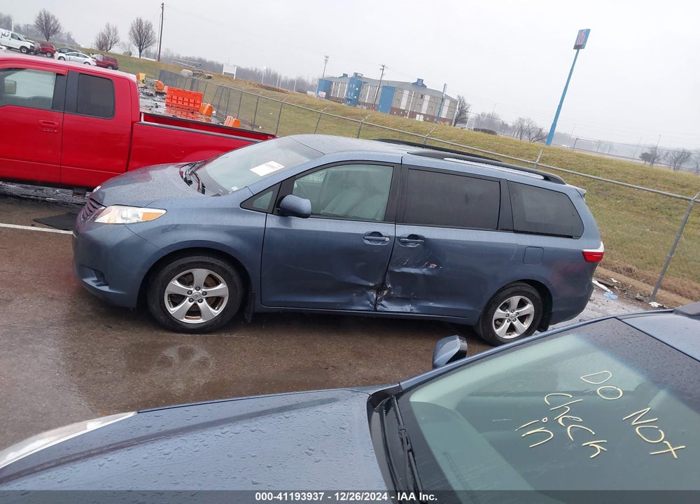 2017 TOYOTA SIENNA LE 8 PASSENGER VIN: 5TDKZ3DC4HS828100